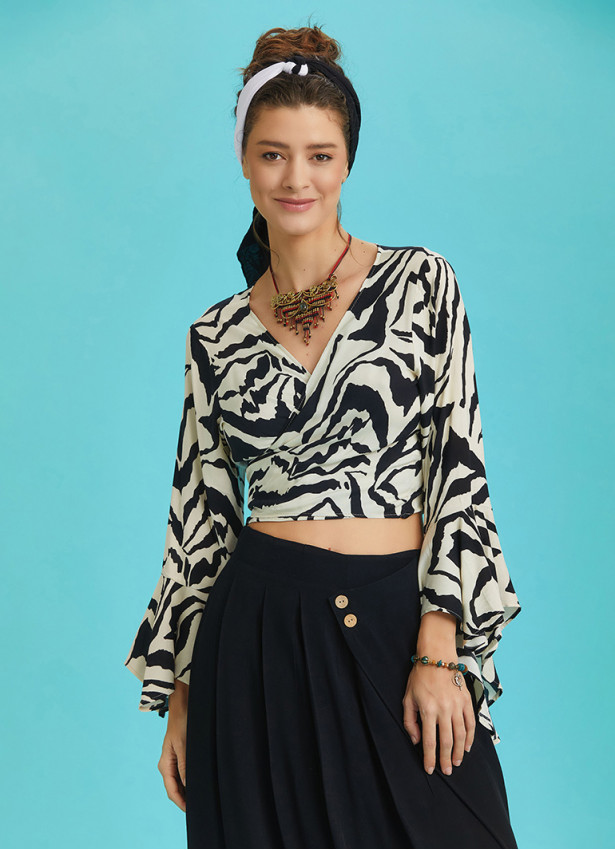 Black White Gypsy Style Bell Sleeve Crop Top
